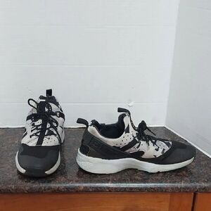 UNISEX AIR NIKE HUARACHE STYLE SNEAKERS in Black and White Camo.  SIZE 9  EUC